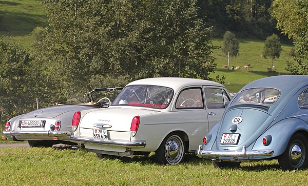 Bild: Hittnau Klassik 2010 - Auf dem Parkplatz - Mercedes 190 SL trifft auf zwei VW-Oldtimer