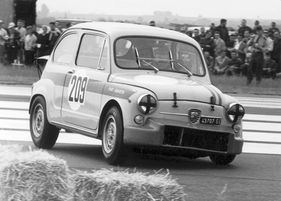 Hobby-Racer - Im Fiat-Abarth 1000 TCR hat Kranefuss vor seiner Ford-Zeit Spass und Erfolg auf der Rennstrecke.