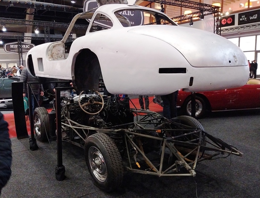 Hoch den Rock: Blick unter das Blechkleid eines Mercedes-Benz 300 SL – Interclassics Classic Car Show Brüssel 2023