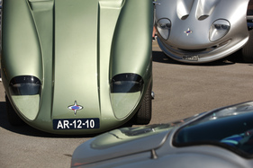 Bild Hochkgeklappte Motorhauben haben auch bei Marcos ihren Reiz - British Car Meeting 2015 in Mollis