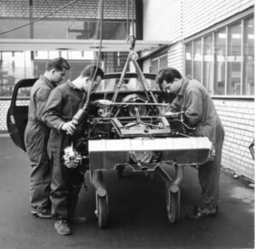 Hochzeit in Stuttgart: Nachdem die Karosserien bei Heinkel lackiert und vormontiert wurden, erhalten sie in Zuffenhausen Motor, Getriebe und Fahrwerk