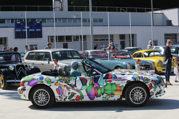 Bild Höchstens knapp ein Youngtimer, aber sicherlich eines der farbigsten Autos auf dem Platz, dieser BMW Z3 - Dolder Classics September 2018