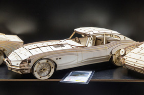 Hölzernes Modell eines Jaguar E mit fast schon reptilienhafter Anmutung – Bremen Classic Motorshow 2024