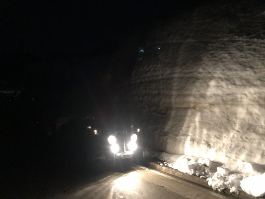 Hohe Schneewände auf dem Gotthard - Alpenbrevet 2020