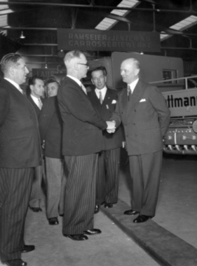 "Hohe Tiere" beim Rundgang durch die Hallen - Genfer Autosalon 1960