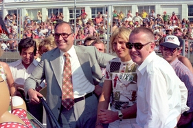 Hoher Besuch - Ministerpräsident Helmut Kohl, Gladbach-Torwart Wolfgang Kleff, Hugo Emde beim Grand Prix von Deutschland 1975 am Nürburgring Hoher Besuch - Ministerpräsident Helmut Kohl, Gladbach-Torwart Wolfgang Kleff, Hugo Emde beim Grand Prix von Deutschland 1975 am Nürburgring