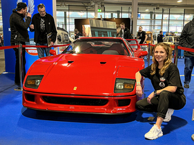 Hohes Vertrauen genossen: Smilla Blaube mit ihrer Messestand-Leihgabe, einem 478 PS starken Ferrari F40 im Wert von rund 2,5 Millionen Euro. Hohes Vertrauen genossen: Smilla Blaube mit ihrer Messestand-Leihgabe, einem 478 PS starken Ferrari F40 im Wert von rund 2,5 Millionen Euro.