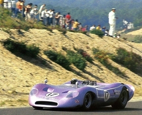Mario Andretti auf dem Weg zum 8. Platz in Bridgehampton mit dem Honker II. Das feminine Fliedermetallic soll die Lieblingsfarbe von Ford-Rennleiter Jacques Passino gewesen sein.