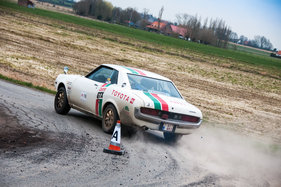 Holvoet und Vanoverschelde kämpfen in ihrem Toyota Celica 1600GT (1971) um jede Sekunde - an der Poppy Rally 2015