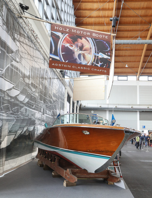 Holz-Boot unter Holz-Decke - Klassikwelt Bodensee 2023