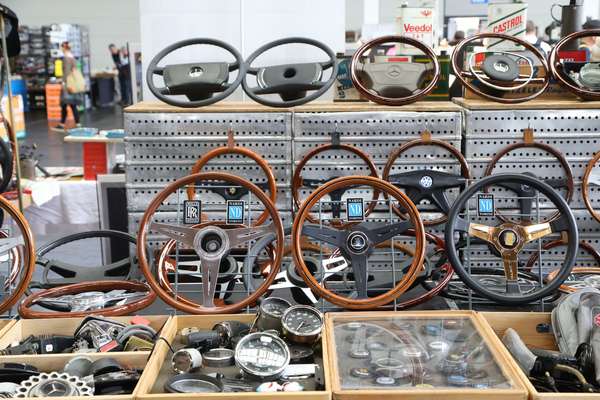 Bild: Holzlenkräder von Nardi und für verschiedene Automobile - Klassikwelt Bodensee 2023