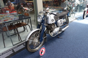 Honda Benly CB 92 Super Sport (1959) – Sonderausstellung "Big in Japan" in der Autoworld Brüssel