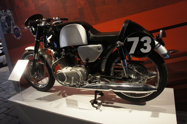 Honda CB 72 (1962) - Teil der Ausstellung "AVUS 100: Ein rasantes Jahrhundert" im PS-Speicher Einbeck