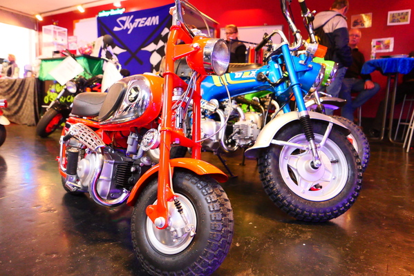 Honda CZ 100 "Monkey" von 1964, dahinter eine Honda Dax ST 70 von 1978, und dahinter eine Dax ST 50 G von 1976 am Stand der "Honda Dax & Monkey Interessengemeinschaft Bremen" – Bremen Classic Motorshow 2025