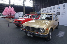 Honda Civic Automatic (1977) – neben einem Datsun 100A von 1971 – Sonderausstellung "Big in Japan" in der Autoworld Brüssel