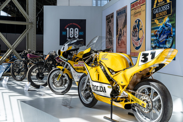 Bild: Honda-Dholda CB 750 (1976) - Sonderausstellung "In the Spotlight: Circuit de Spa-Francorchamps – 100 Years" in der Autoworld in Brüssel