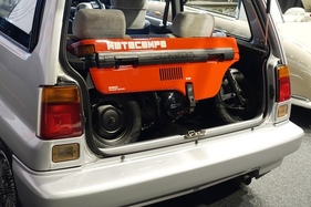 Honda Jazz Turbo II (1984) – der Scooter Motocompo passt in den Kofferraum – Sonderausstellung "Big in Japan" in der Autoworld Brüssel