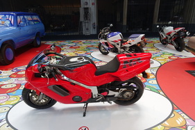 Honda NR 750 (1992) – Sonderausstellung "Big in Japan" in der Autoworld Brüssel