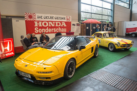 Honda NSX (1991) neben einem Honda S 800 Coupé – Bremen Classic Motorshow 2024