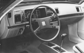 Honda Prelude (1979) – Cockpit: "Hondamatic" mit zwei Gängen, Lenkrad mit vier Hupenknöpfen
