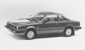 Honda Prelude (1979) – europäische Ausführung mit Rückspiegel auf der Tür und seitlichem Blinker hinter dem Vorderrad