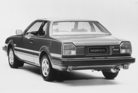 Honda Prelude (1980) – Die angeschrägten Rückleuchten greifen das Design der Front auf; zwei Nebelschlussleuchten Honda Prelude (1980) – Die angeschrägten Rückleuchten greifen das Design der Front auf; zwei Nebelschlussleuchten