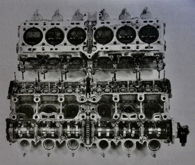 Honda RA 272 (1965) - Motor von oben, gut sichtbar der schmale mittige Nockenwellenantrieb