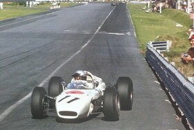 Honda RA 272 (1965) - die Verfolger ganz klein im Talbot-Rückspiegel - Fiesta mexicana - erster japanischer Sieg mit US-Fahrer schon im zweiten Jahr