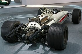 Honda RA 302 (1968) - Luftgekühlter Motor ohne Gebläse. Die Venturi-Luftzuführung ist rechts gut zu sehen
