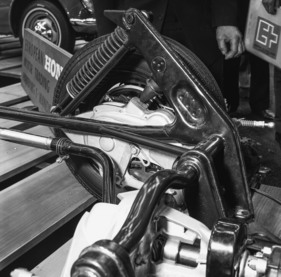 Honda S 500 (1964) - Radführung durch Kurbelarme, Kraftübertragung über Kette - am Genfer Autosalon 1964