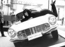 Honda S 600 (1965) - auch die Dame scheint sich an diesem Cabrio bei einer Ausstellung zu freuen