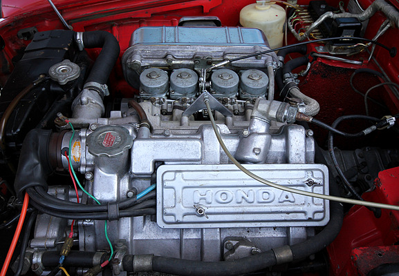 Honda S 600 (1966) - Der aufwändig Gebaute Doppel-Nockenwellen-Vierzylinder von der Seite gesehen