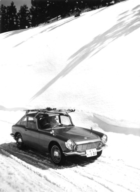 Honda S 600 (1966) - auch im Winter und mit Skiern auf dem Dach praktisch, das Coupé