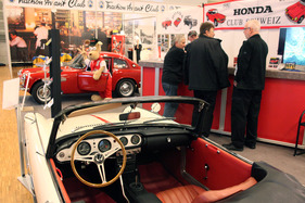 Honda S 600 Cabriolet (1966) - Blick über das Cockpit auf den Honda-Stand - Oldtimer- und Teilemarkt Fribourg 2014