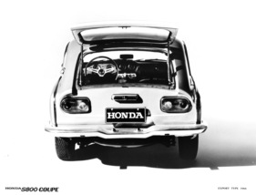 Honda S800 (1966) - Blick durch die praktische Heckklappe des Coupés