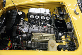 Honda S800 (1967) - Blick in den Motorraum, wo der hochdrehende Vierzylinder sitzt - am OTM Fribourg 2013