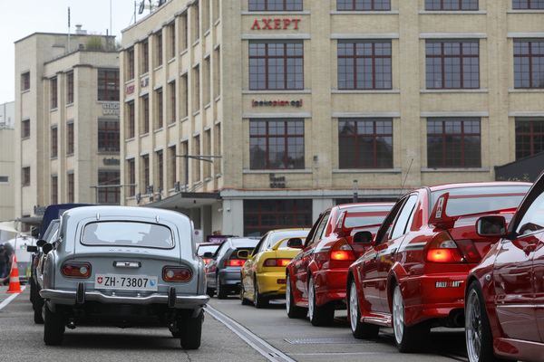 Bild Honda S800 (1968) - bei der Einfahrt, man sieht, wie klein das Coupé (links) ist - Japanese Car Meeting Kemptthal 2025