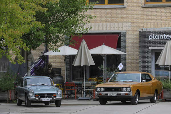 Honda S800 (1968) - neben Datsun Laurel Coupé von 1972 - Japanese Car Meeting Kemptthal 2025