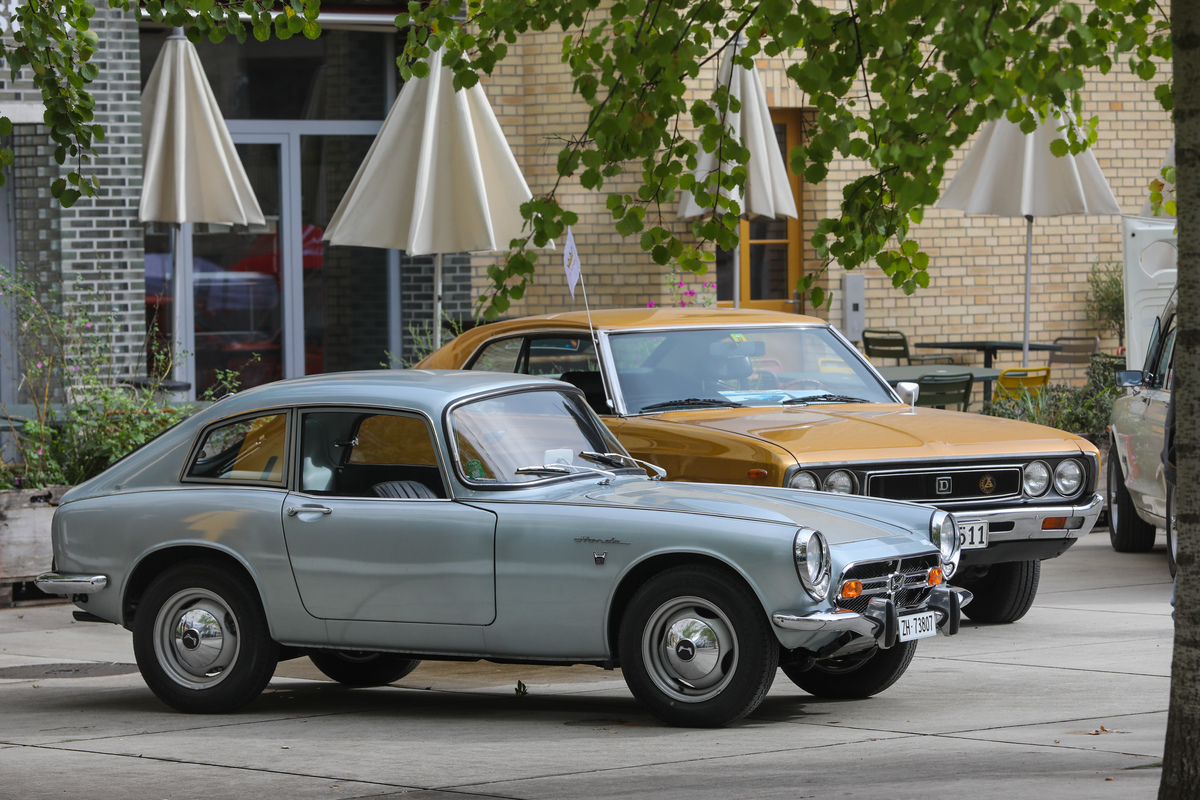 Honda S800 (1968) - vor einem ebenso raren Datsun Laurel Coupé von 1972 - Japanese Car Meeting Kemptthal 2025