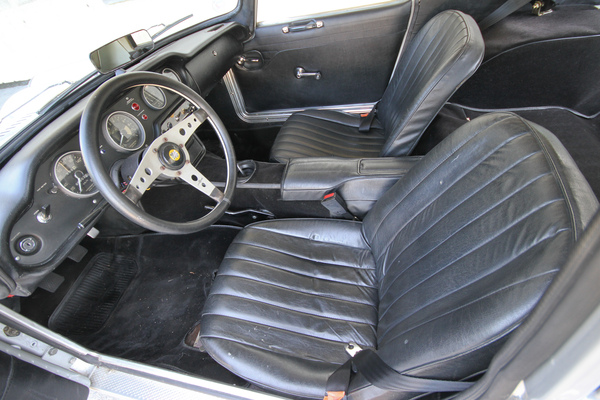 Honda S800 Coupé (1969) - der Seitenhalt entsteht vor allem durch die räumliche Enge