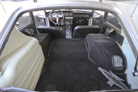 Honda S800 Coupé (1969) - links der Tank, gut zugänglicher Kofferraum