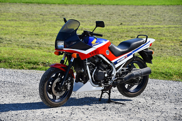 Honda VF 500 F II (1984) - als Lot 122 an der Versteigerung der Oldtimer Galerie Toffen am 15. Oktober 2022