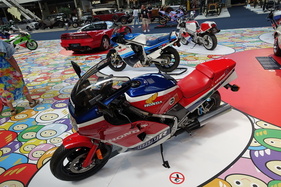 Honda VF1000R (1984) – dahinter eine Suzuki GSX-R 750 von 1985 – Sonderausstellung "Big in Japan" in der Autoworld Brüssel