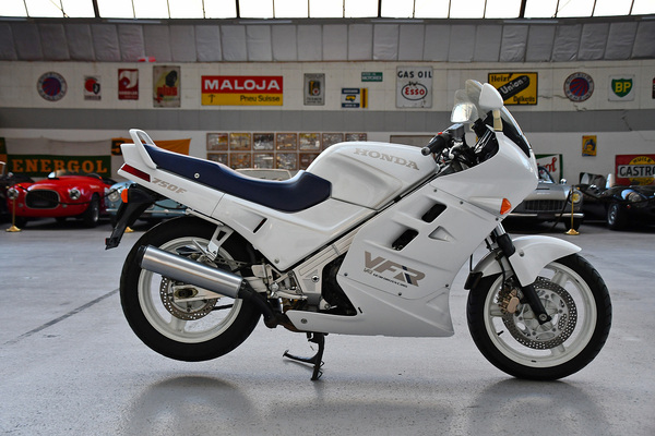 Honda VFR 750 F (1988) - als Lot 121 an der Versteigerung der Oldtimer Galerie Toffen am 15. Oktober 2022