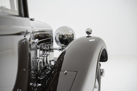 Horch 670 V (1931) - Im Pannenfall konnte man das knapp 2,5 Tonnen schwere Fahrzeug über einen hydraulischen, fest verbauten Wagenheber anheben und die Räder wechseln