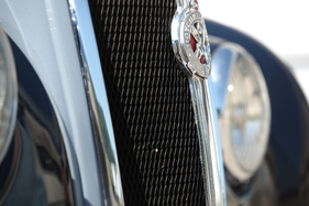 Hotchkiss Anjou 20.50 Worblaufen - Kühler und Hotchkiss-Emblem (1950)