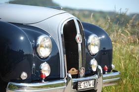 Hotchkiss Anjou 20.50 Worblaufen - grosses Hotchkiss-Emblem vorne (1950)