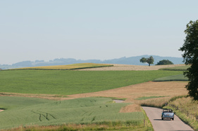 Hotchkiss Anjou 20.50 Worblaufen - so war das Autofahren in den Fünfzigerjahren - kleine Landstrassen ohne Verkehr