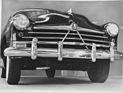 Hudson Pacemaker (1950) - mit schmalem mittleren Querlinien und einem Dreieck als Symbol der Marke - Genfer Autosalon 1950