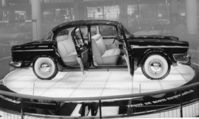 Humber - mit weit öffnenden Türen für den leichteren Ein- und Ausstieg - am Autosalon 1961 in Genf